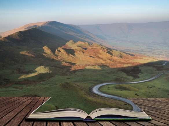A,Scenic,Road,Winds,Its,Way,Through,The,Edale,Valley
