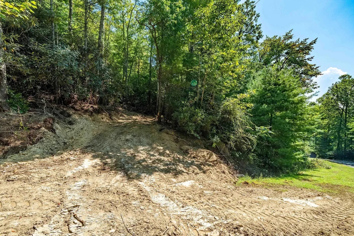 Screenshot_15-12-2025_16144_www.land.com